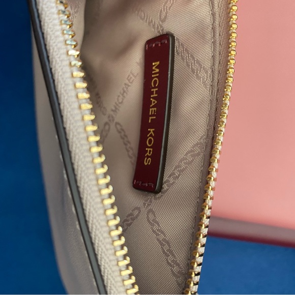 New never used Michael Kors Tri Jet Set Travel pouch. - Picture 5 of 6